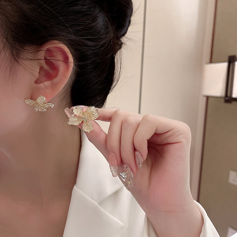 Actual shot of S925 silver needle Korean new crystal flower earrings with stylish design and temperament earrings.