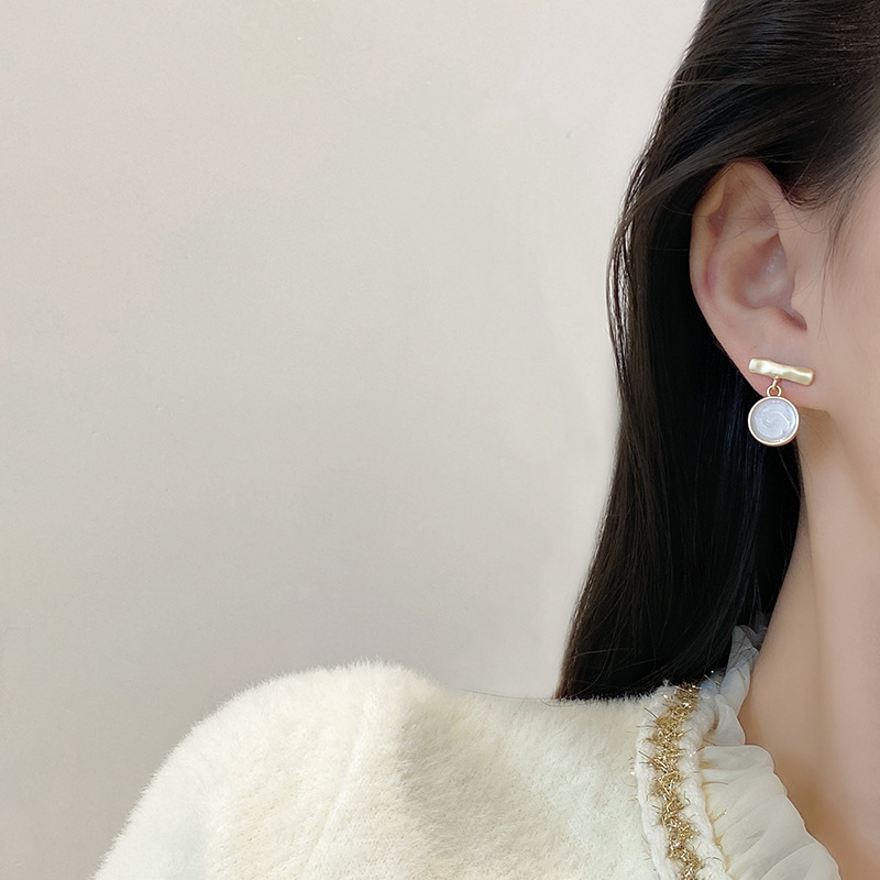 Actual shot of S925 silver needle Korean style irregular circle earrings, feminine temperament, cool wind dripping oil texture earrings