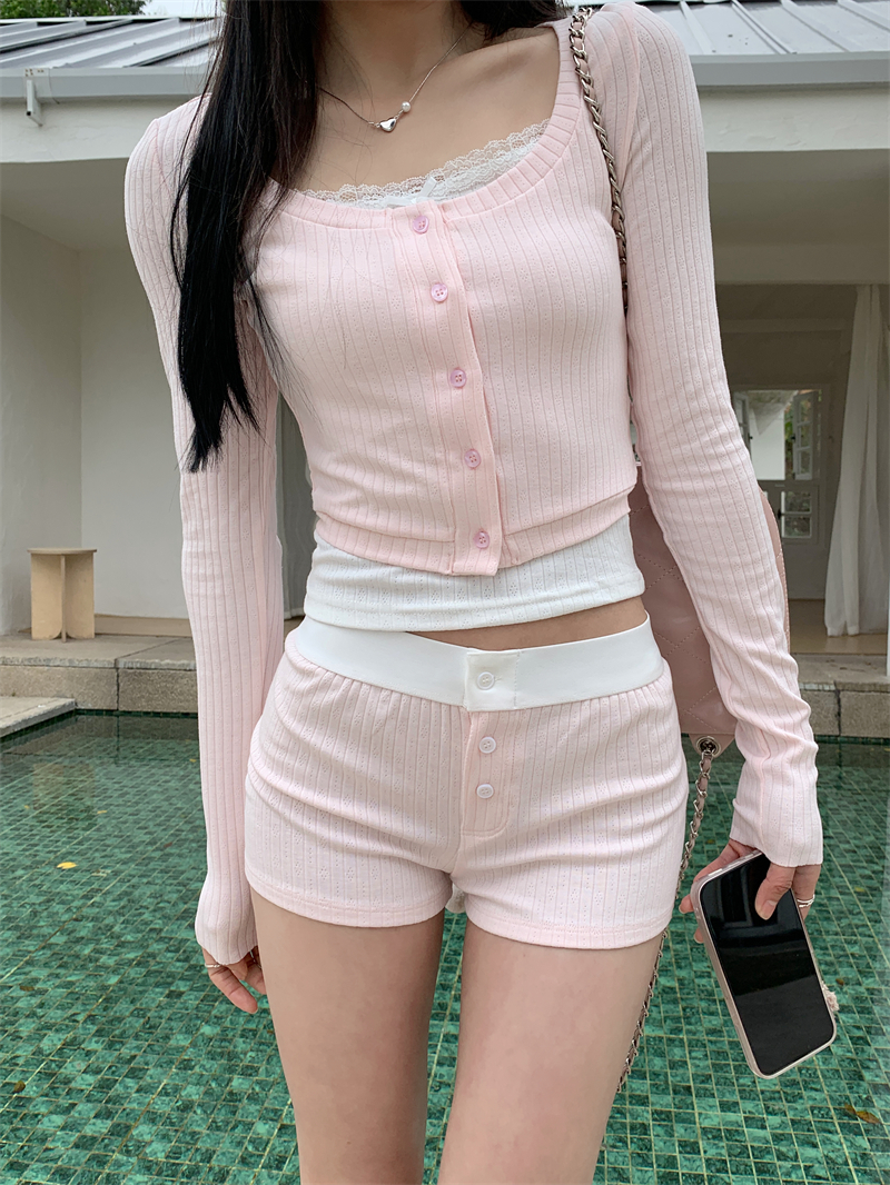 Actual shot of square-neck bottoming shirt for women, contrasting color shorts, lace suspenders, early spring suit