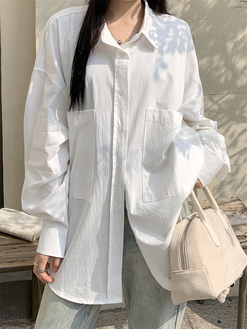 Actual shot of loose and versatile spring white shirt with big pocket design