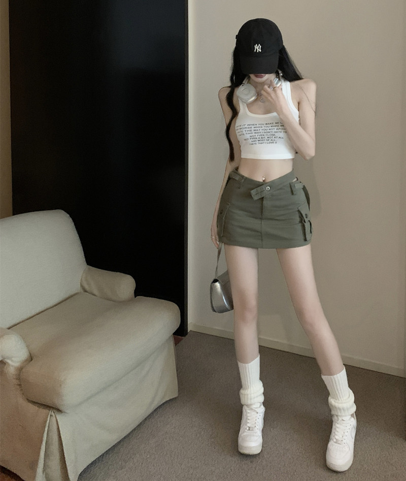 Real shot of American hot girl with irregular waistband, anti-exposure, butt-covering short skirt, workwear skirt
