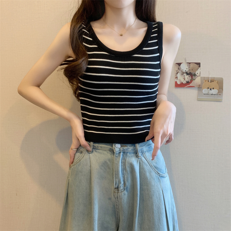 Real shot of fat girl, large size striped camisole, summer slimming outer wear, inner body-covering sleeveless top