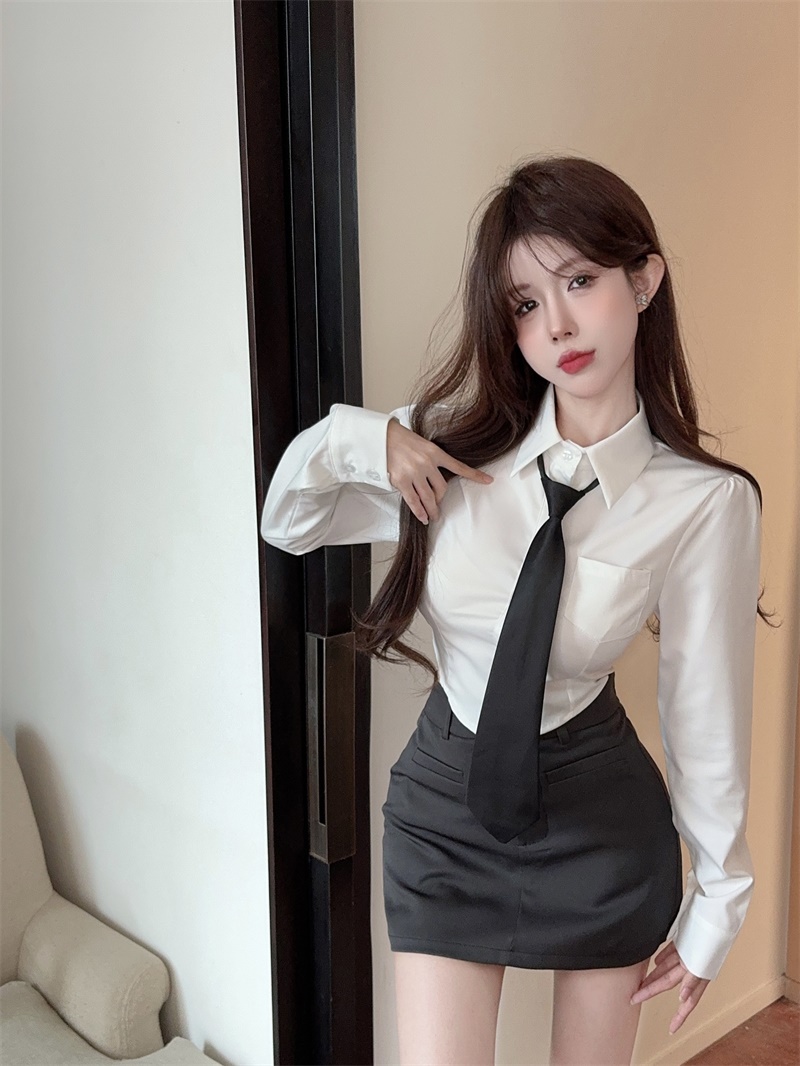 Real shot of white poio collar long-sleeved shirt with spring inner shirt, design top + versatile skirt