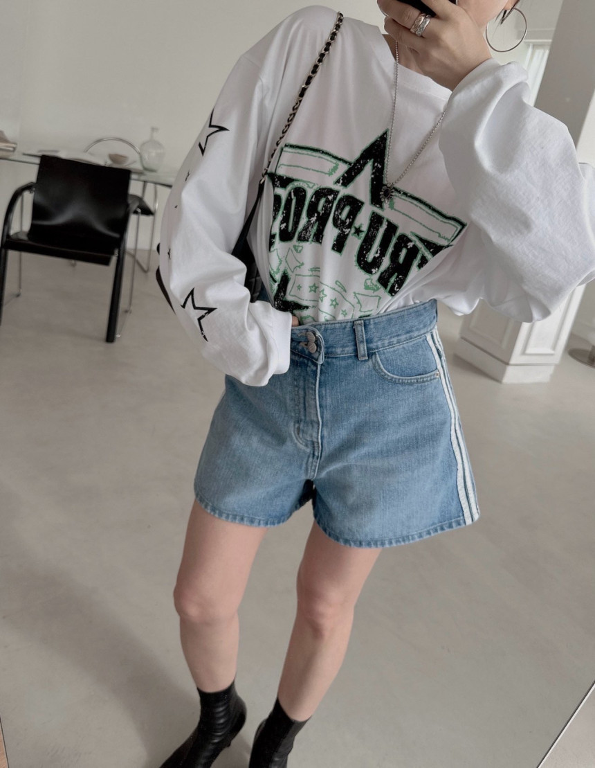 Early spring new women's washed blue two-button side striped loose denim shorts