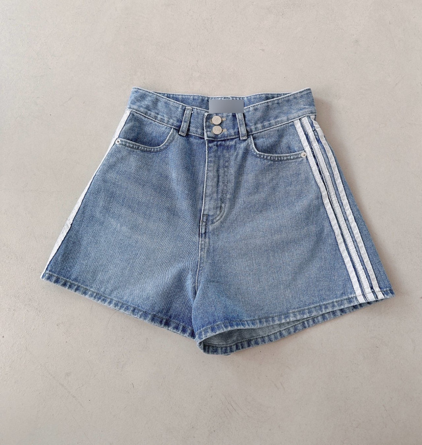 Early spring new women's washed blue two-button side striped loose denim shorts