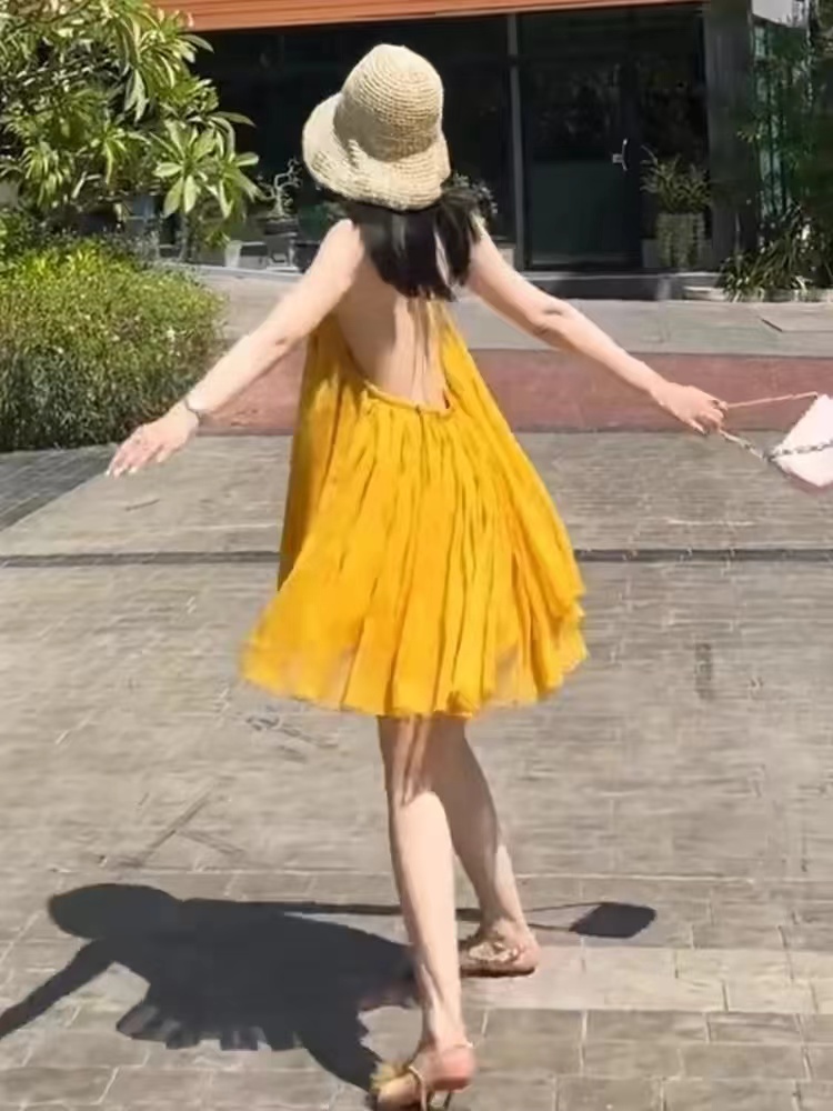 ！漂亮法式氣質歐貨高級感度假風黃色露背吊帶連衣裙女春季