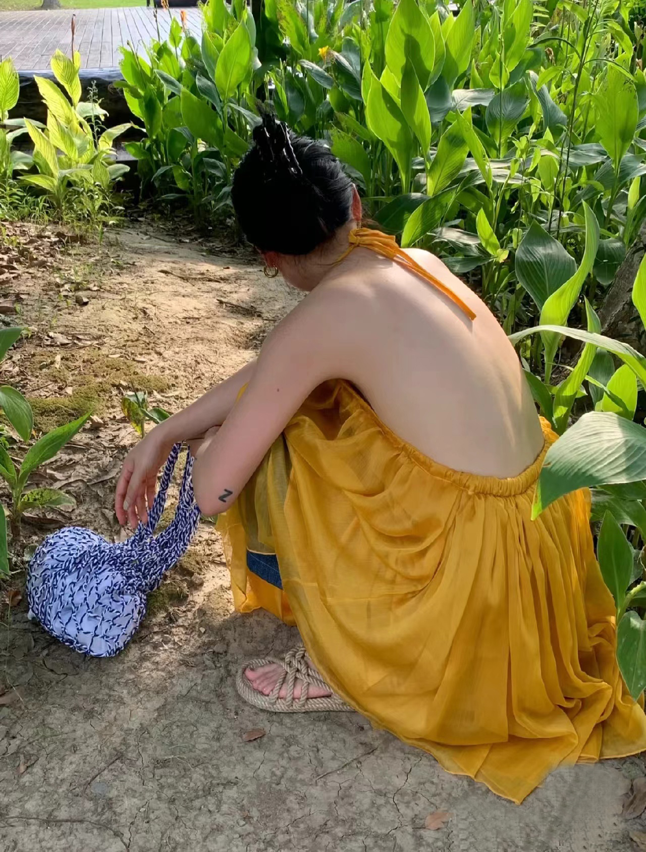 ！漂亮法式氣質歐貨高級感度假風黃色露背吊帶連衣裙女春季