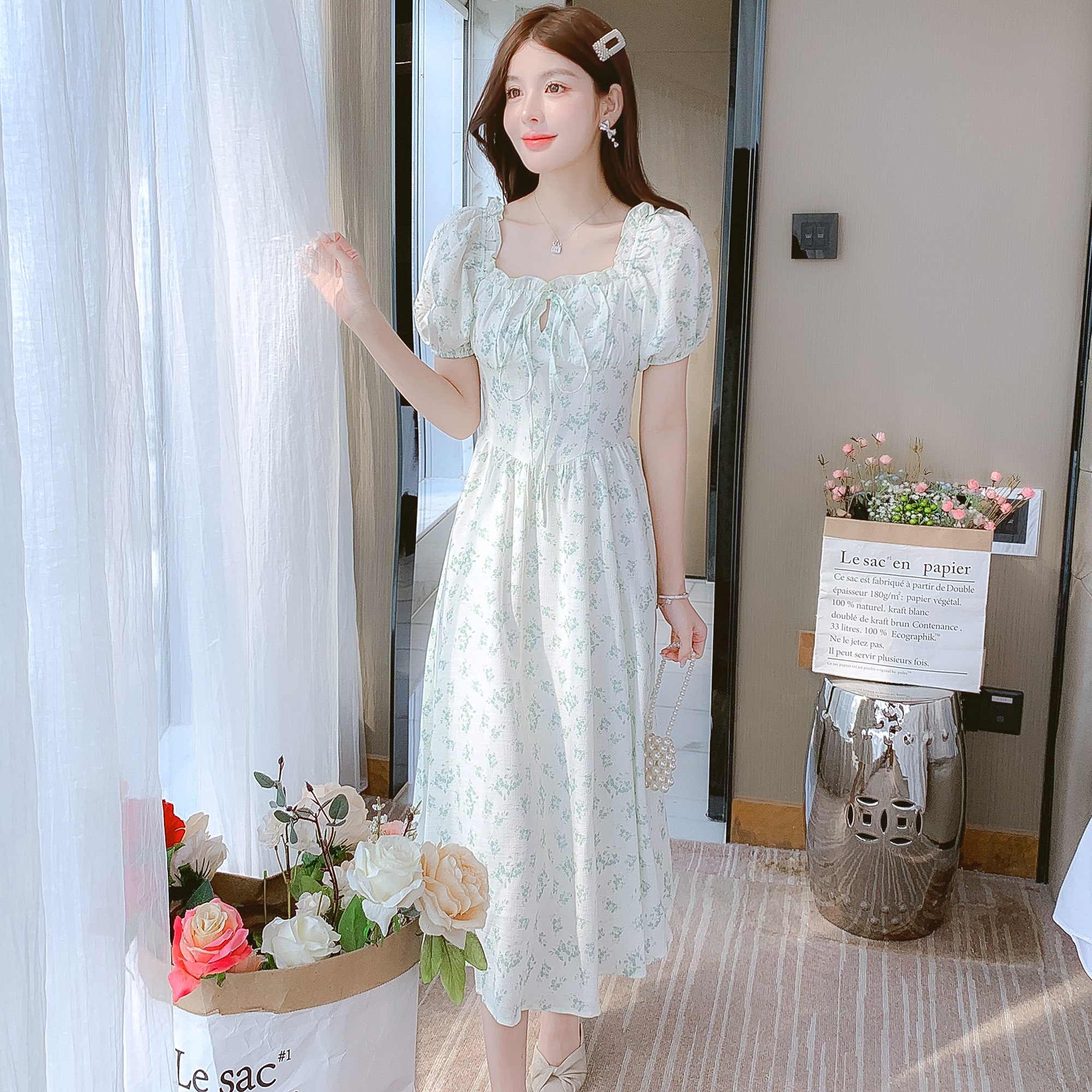 實拍2024年夏季方領泡泡袖清新氣質簡約大方綠碎花設計感連衣裙