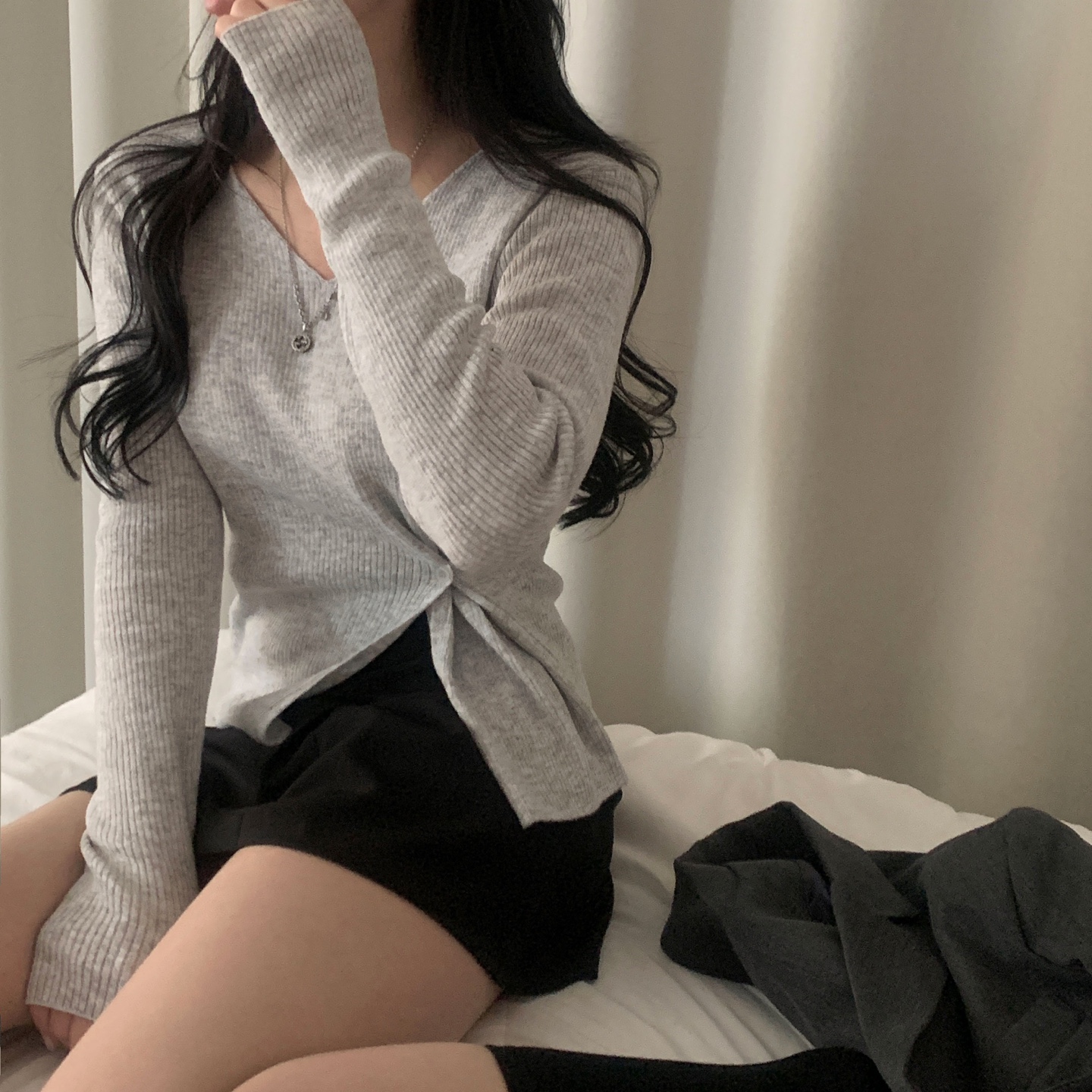 韩国chic春日气质V领开叉收腰长袖针织衫