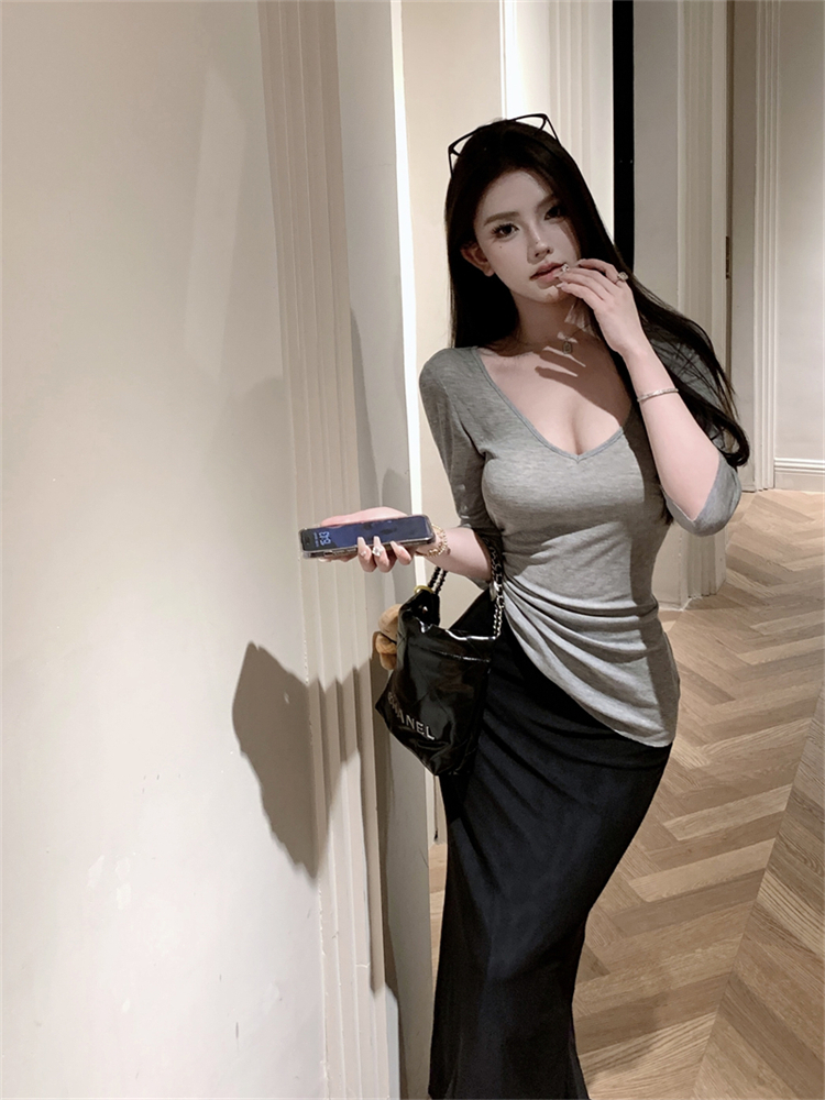 Real shot of V-neck mid-sleeve slim fit and versatile T-shirt + temperament one-step skirt with high waist and hip-covering skirt