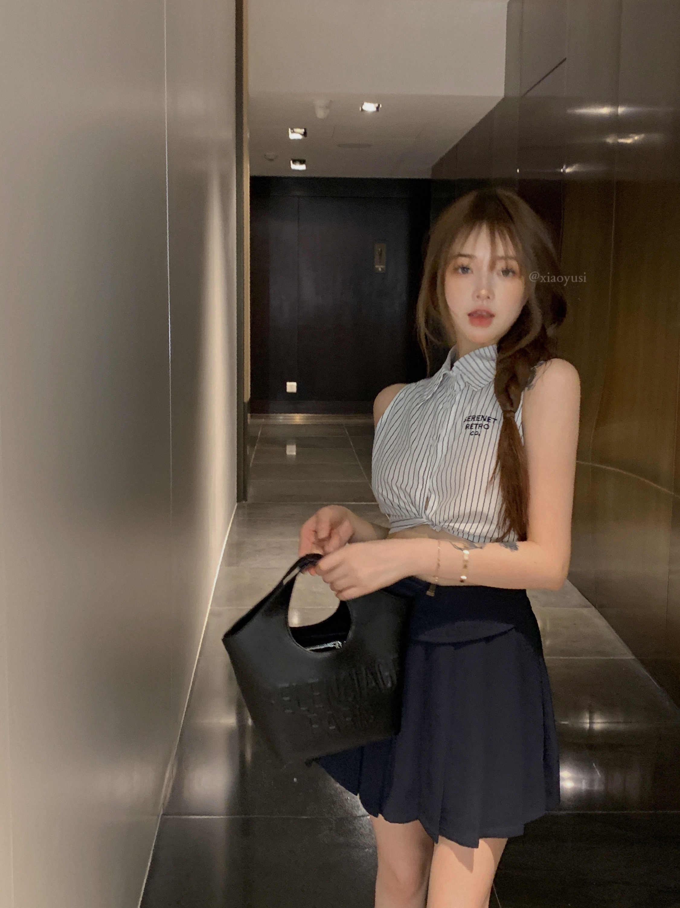 Real shot!  High school girl Han Gao’s designer strappy shirt, A-line pleated skirt, pure lust suit