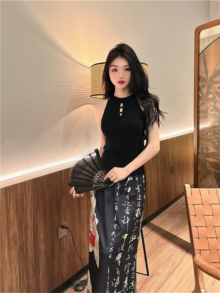 Real shot of niche and chic new Chinese style sleeveless halterneck disc buckle slim slimming knitted camisole for women