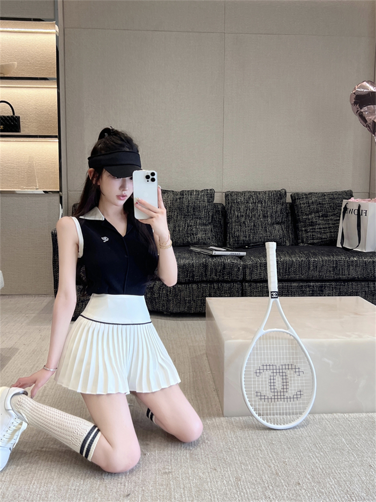 Real shot of black casual sports POLO shirt + college style versatile pleated skirt