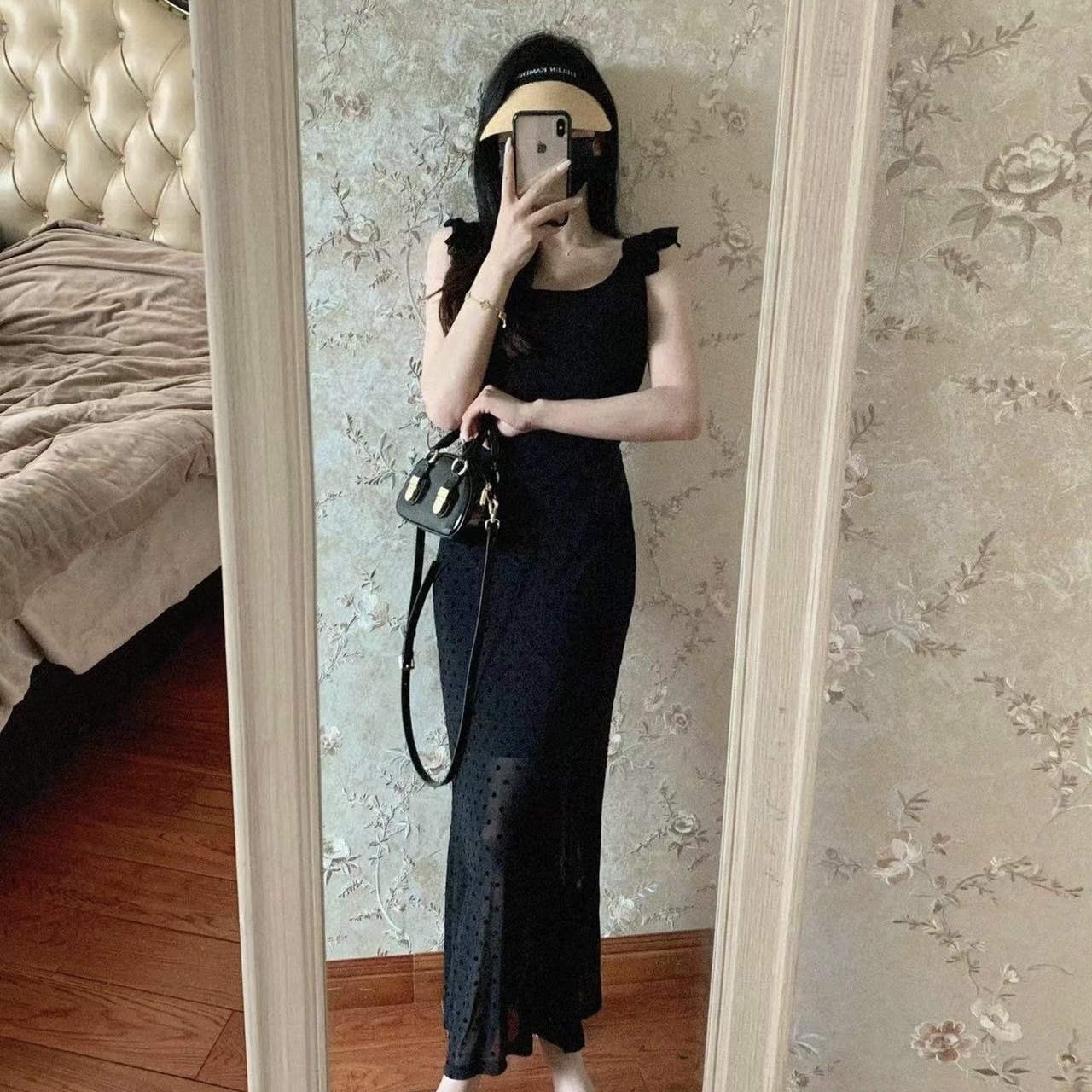 茶歇法式黑色吊带连衣裙子女夏季2024新款修身显瘦波点气质长裙子
