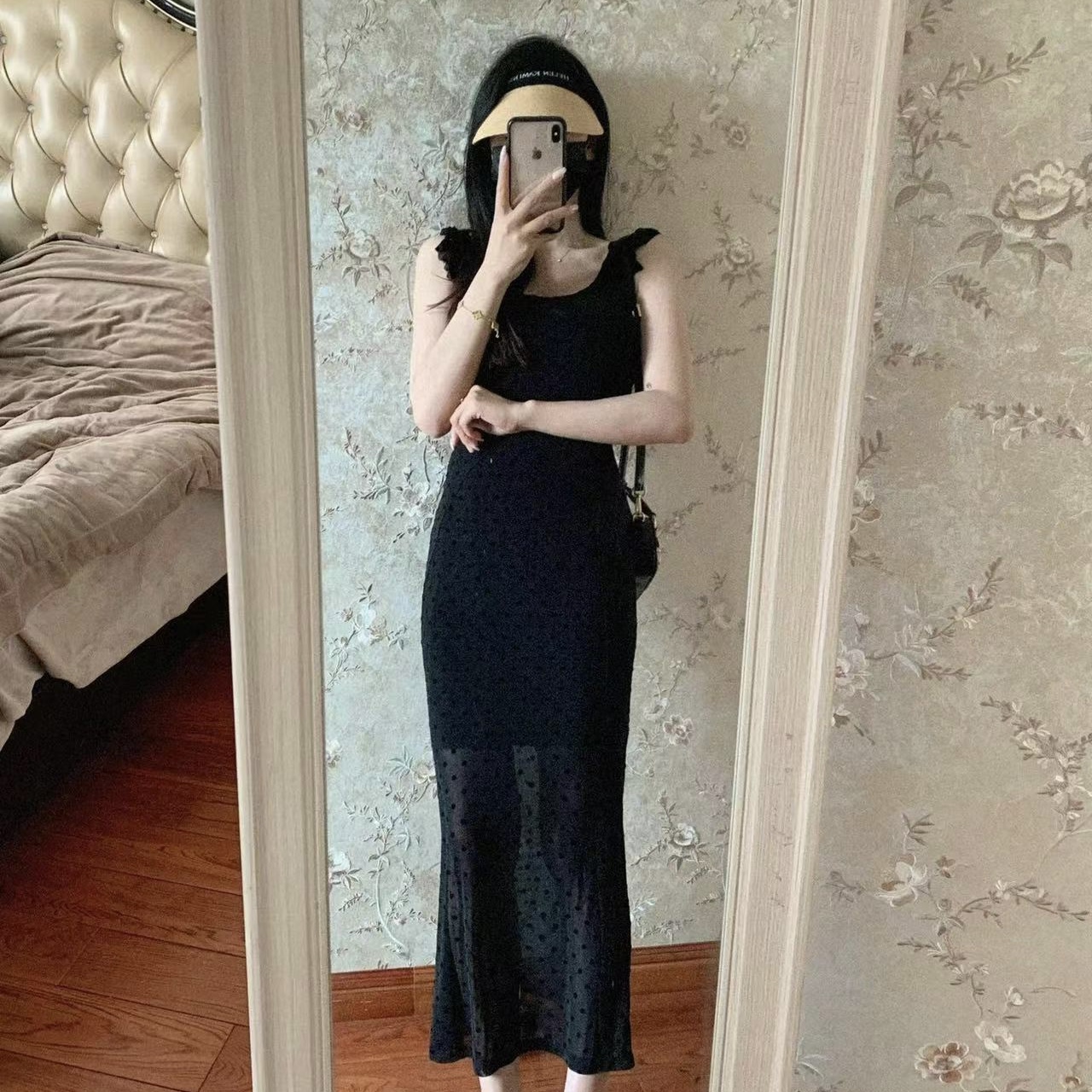 茶歇法式黑色吊带连衣裙子女夏季2024新款修身显瘦波点气质长裙子