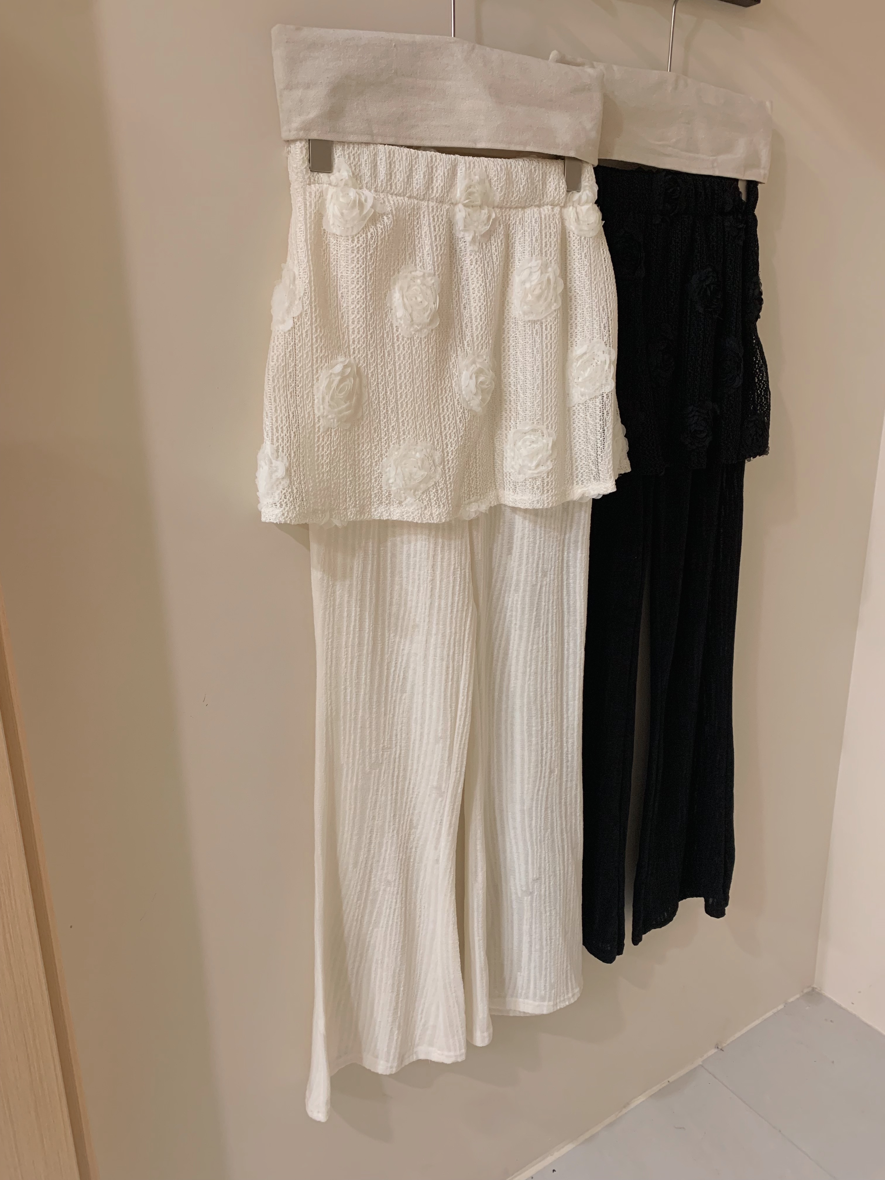 Real shot, niche design, layered three-dimensional flower skirt, lace flared pants, fake two-piece casual pants