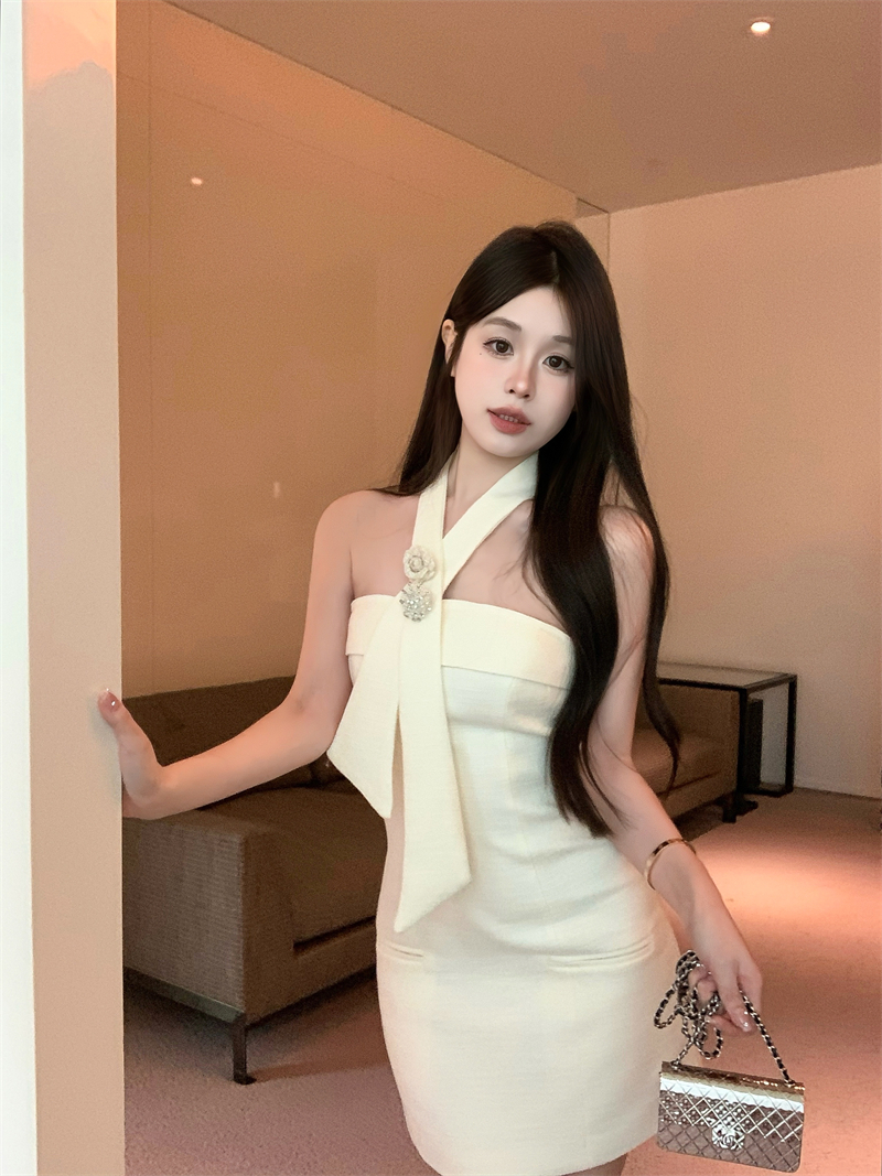 Actual shot of Xiaoxiang’s white halterneck tube top woolen dress with slimming waist and short skirt with brooch