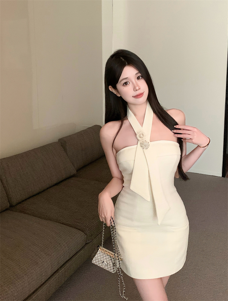 Actual shot of Xiaoxiang’s white halterneck tube top woolen dress with slimming waist and short skirt with brooch