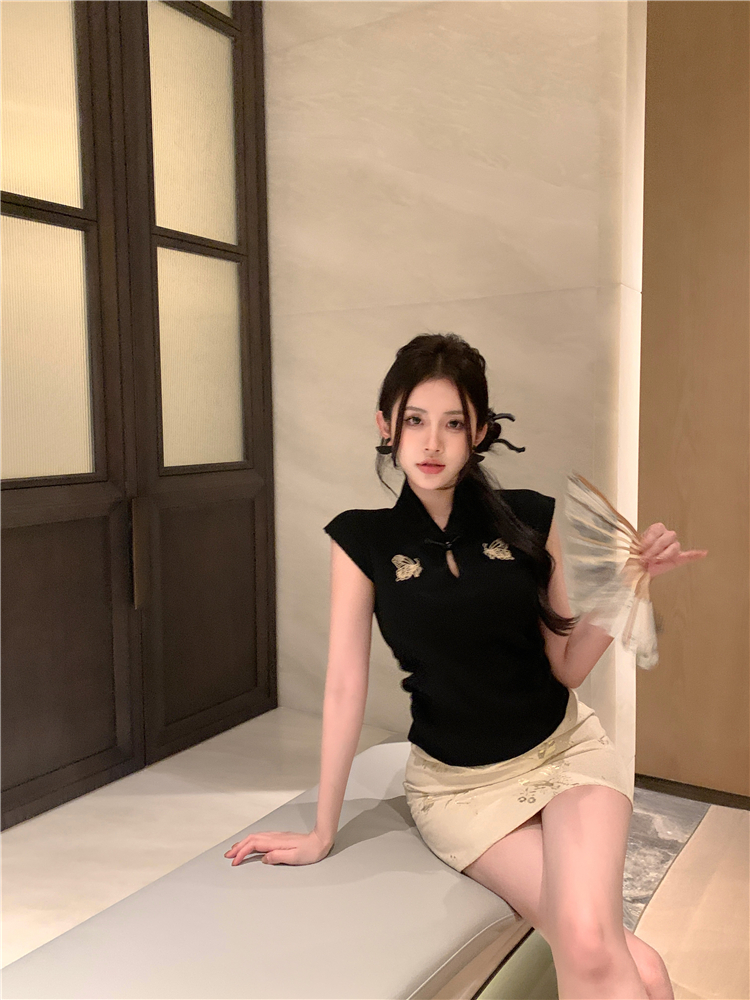 Real shot of national style embroidered stand-collar bottoming shirt, short-sleeved T-shirt, buttoned short, chic, slim-fitting shirt