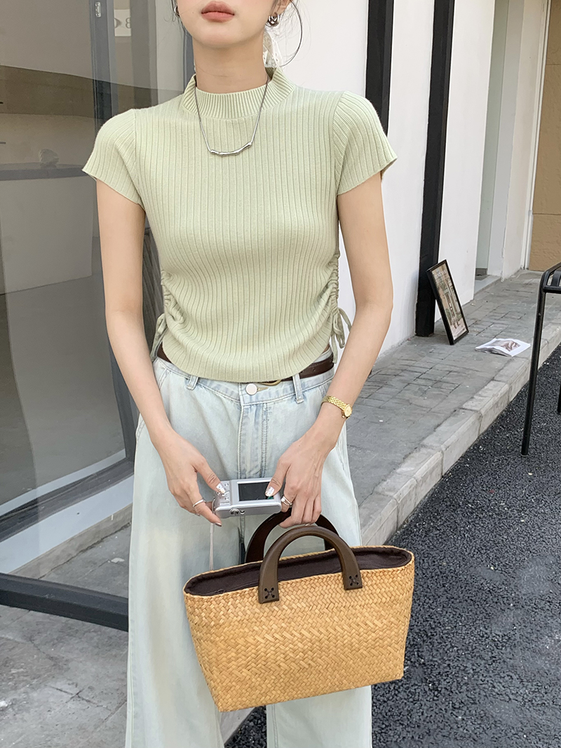 Side shirring at the hem, exposed waist, strappy round neck, short-sleeved T-shirt, side slits, waist slim fit, thin knitted top