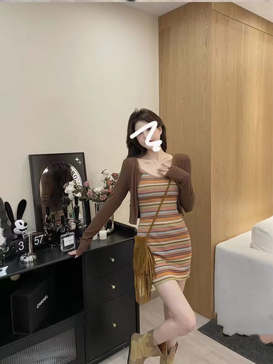 辣妹吊带连衣裙女年夏季新款彩虹条纹显瘦短裙