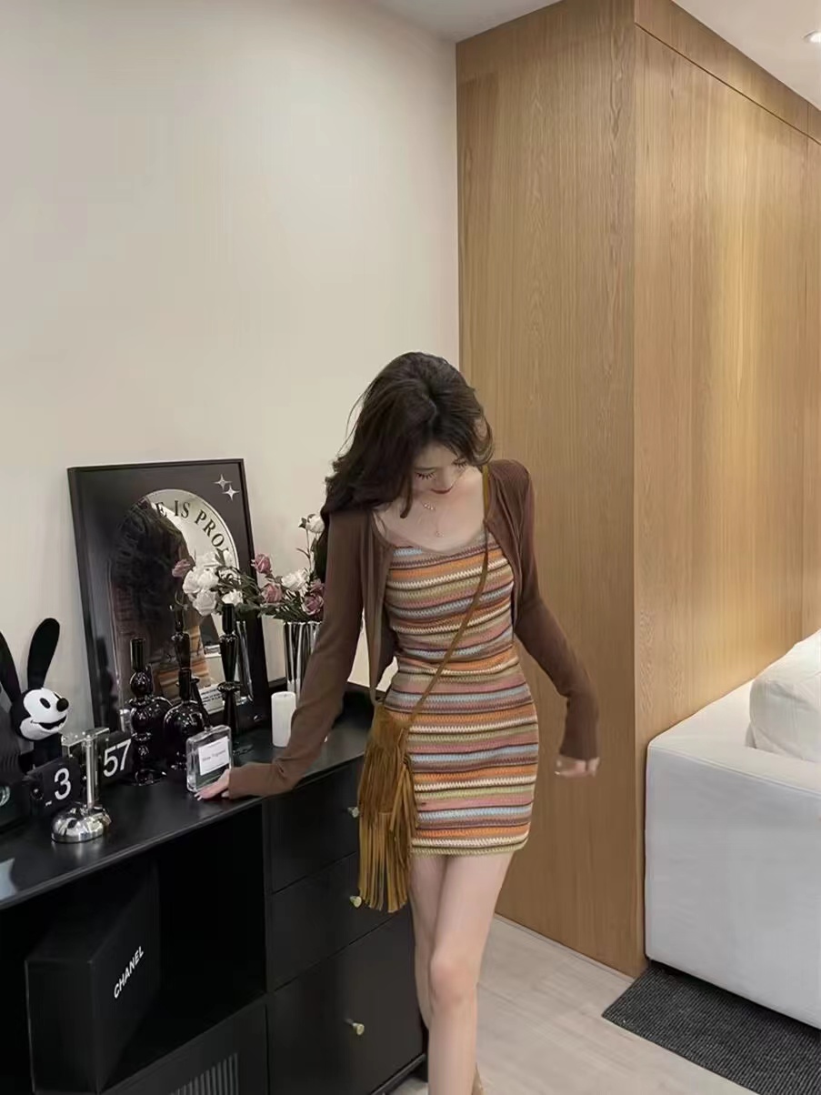 辣妹吊带连衣裙女年夏季新款彩虹条纹显瘦短裙