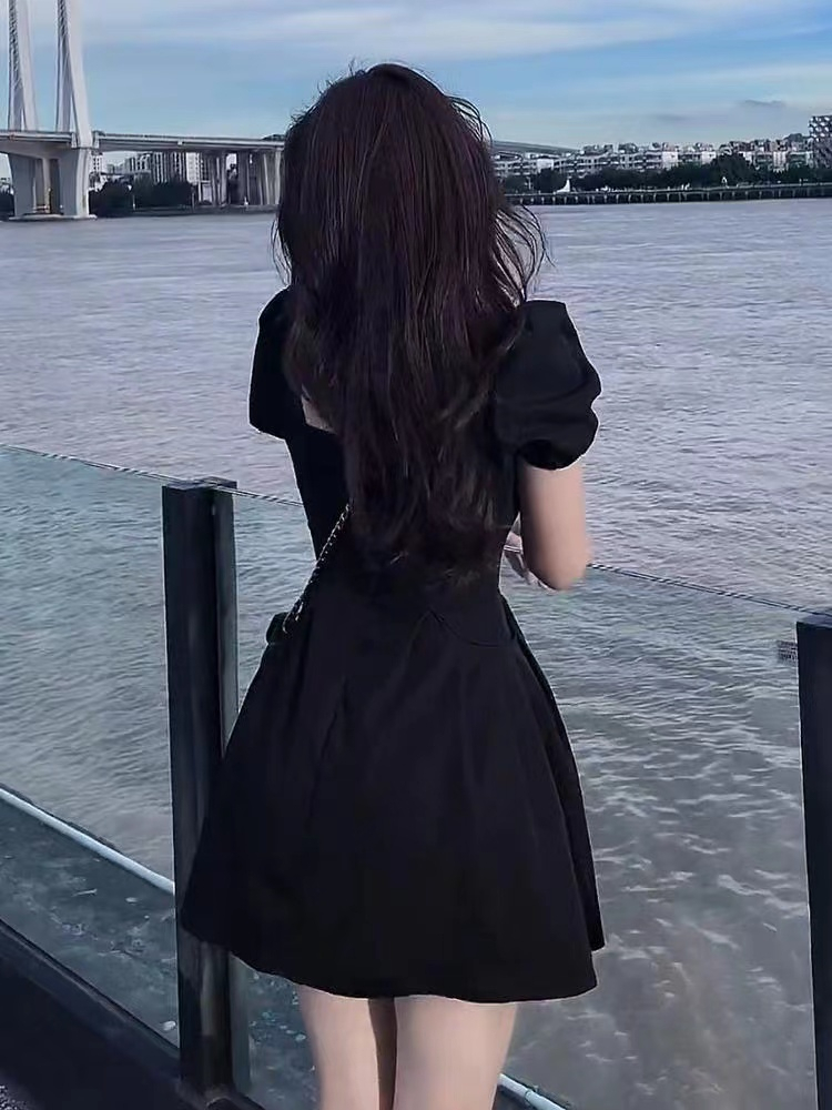 2024夏季高级赫本小黑裙新款法式复古方领泡泡袖收腰甜辣风连衣裙