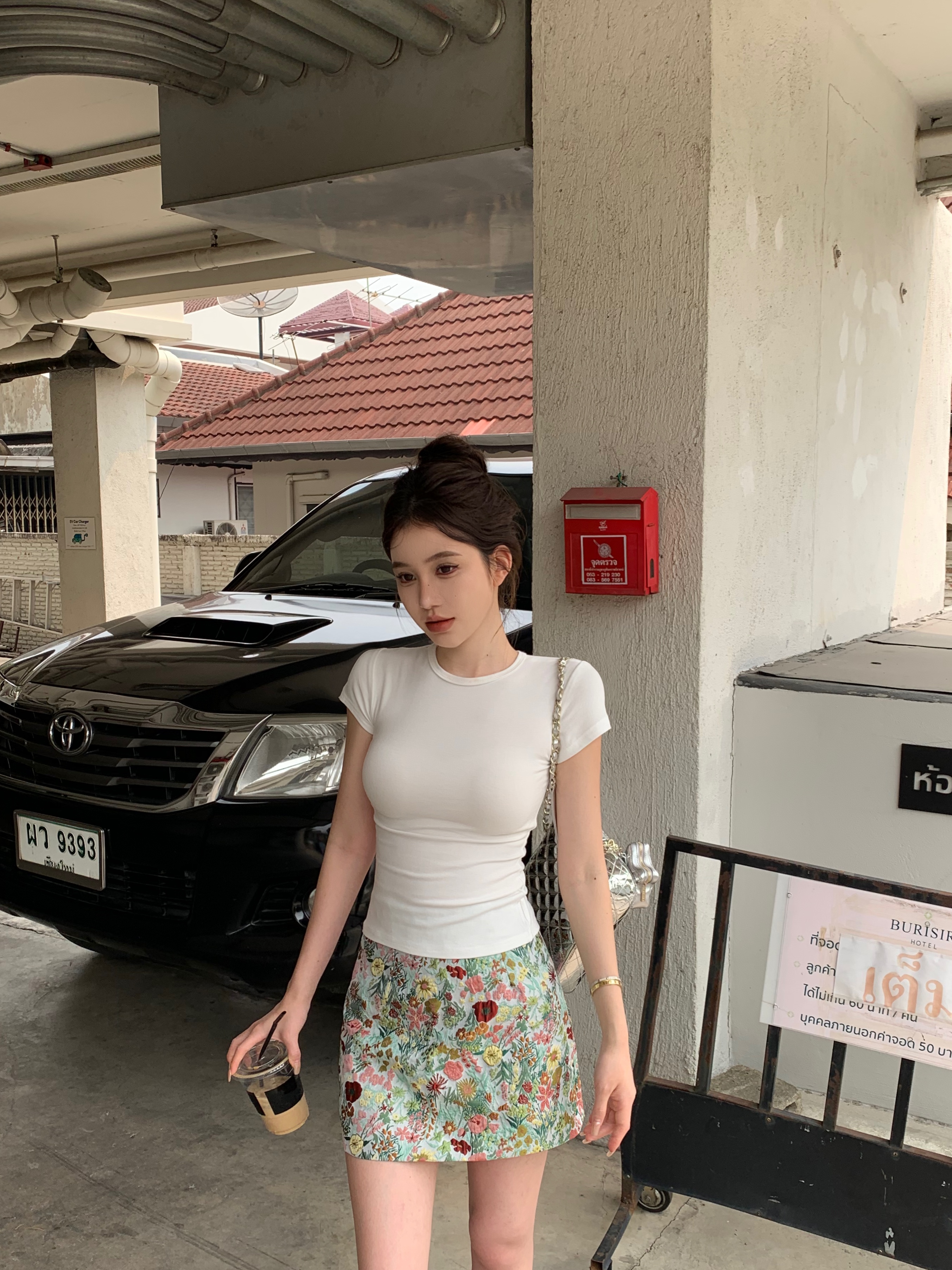 Actual shot of spring growing hot girl solid color round neck t-shirt women's spring and summer slim top jacquard skirt