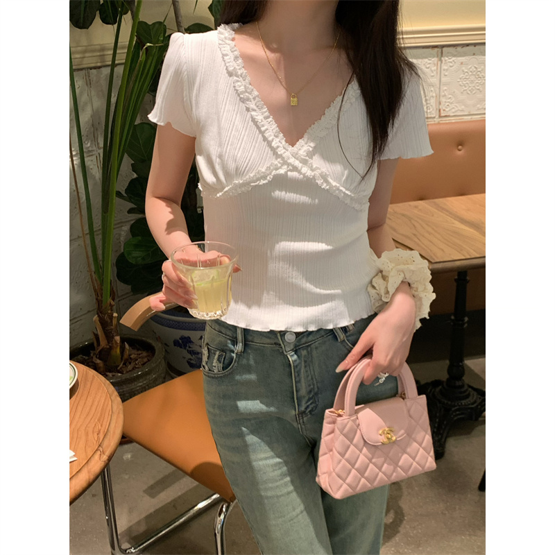 Actual shot of the new spring and summer style gentle and pure style cross lace fungus V-neck slim short-sleeved T-shirt