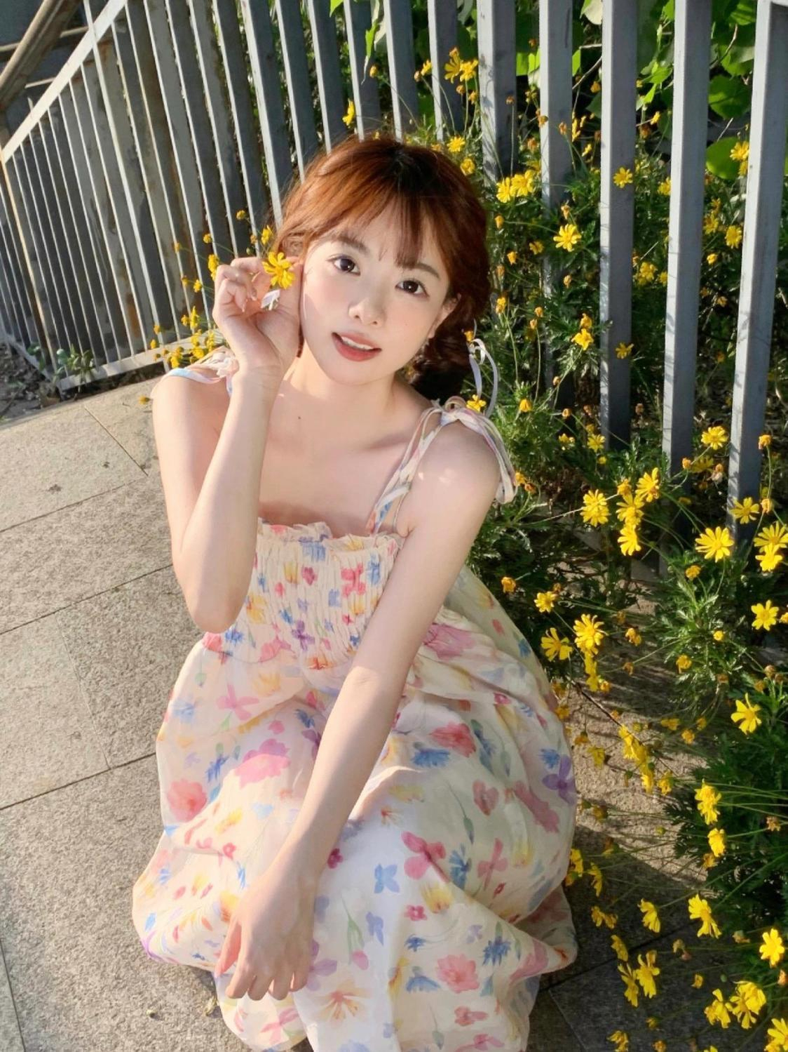 Sweet retro and gentle floral suspender dress, summer temperament, waist-cinching, cute girl, fresh and fresh for seaside vacation