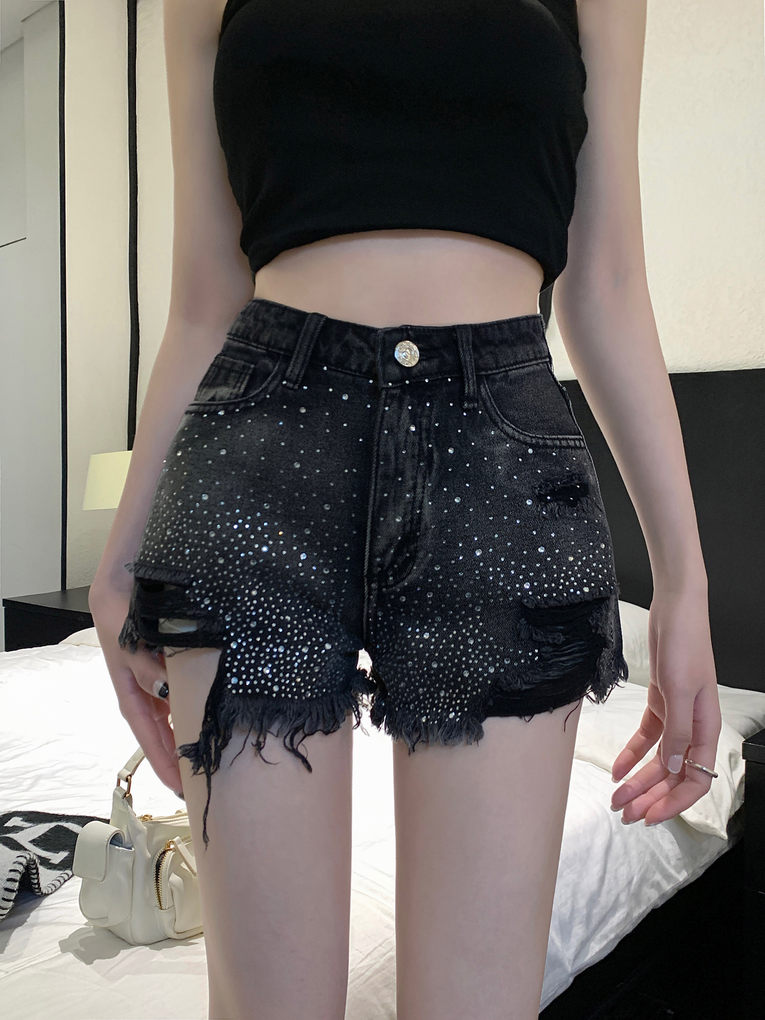 Actual shot of new spring and summer high temperature hot-drilled raw edge ripped denim shorts