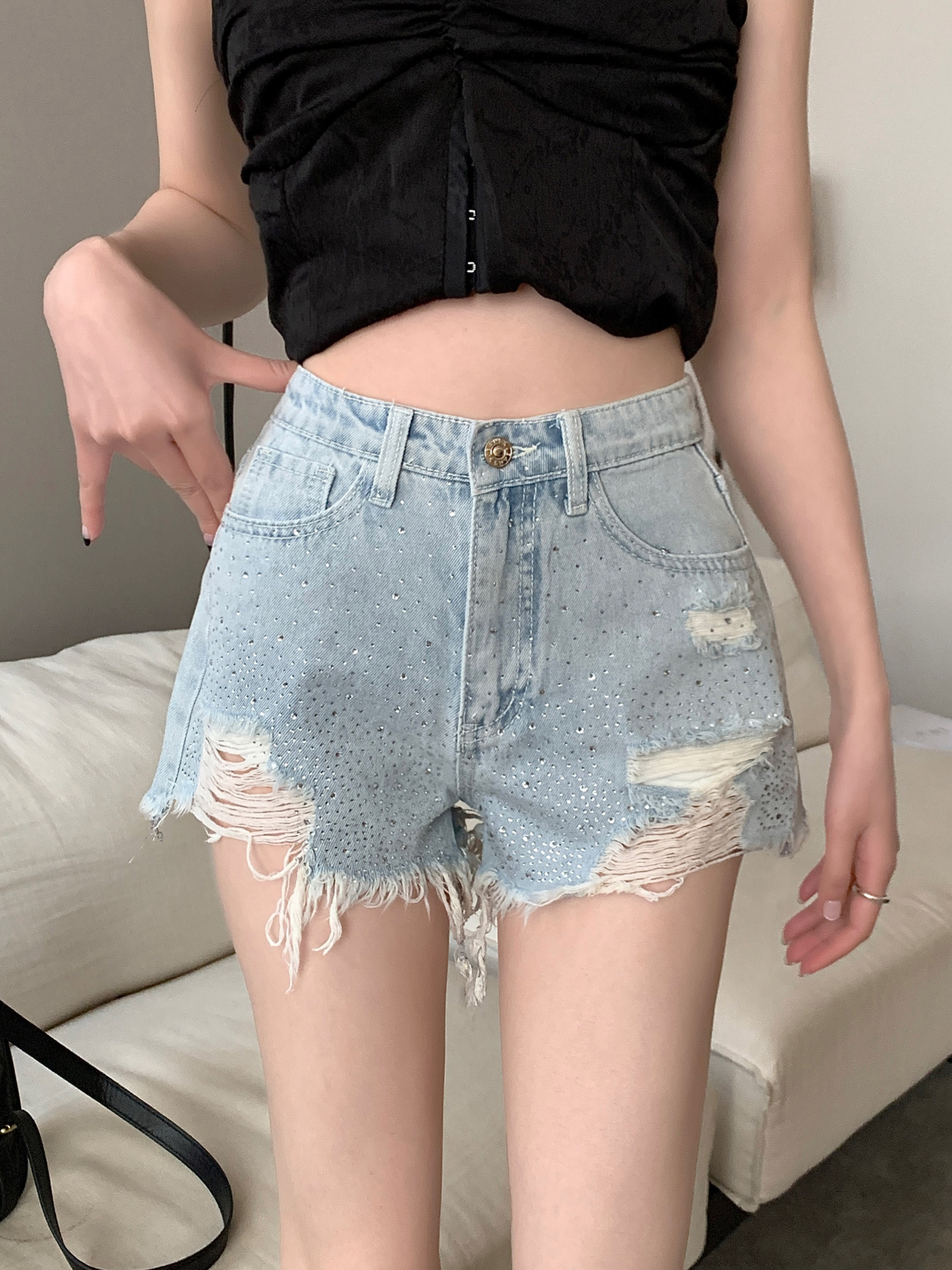Actual shot of new spring and summer high temperature hot-drilled raw edge ripped denim shorts