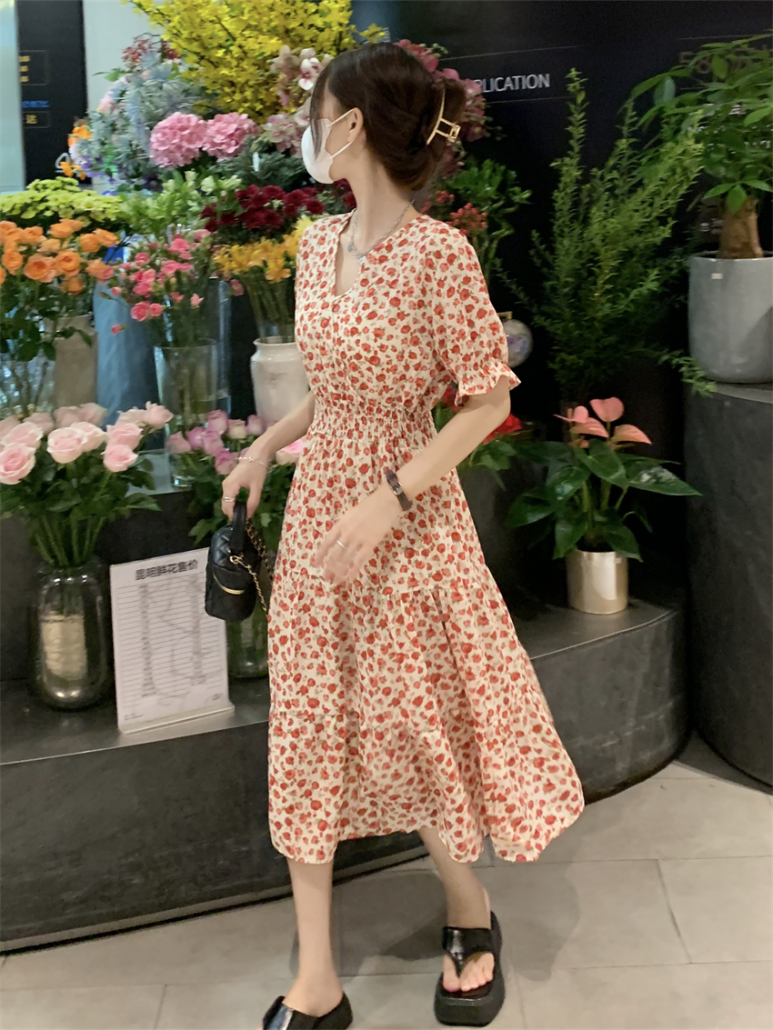 Real shot of small floral V-neck dress for women summer Korean version 2024 French gentle style cake skirt mid-length skirt for women