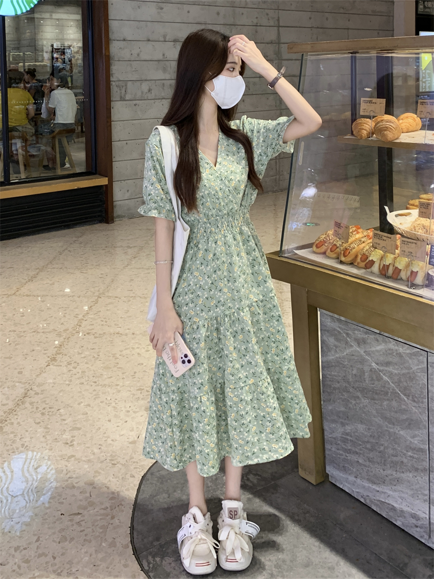 Real shot of small floral V-neck dress for women summer Korean version 2024 French gentle style cake skirt mid-length skirt for women