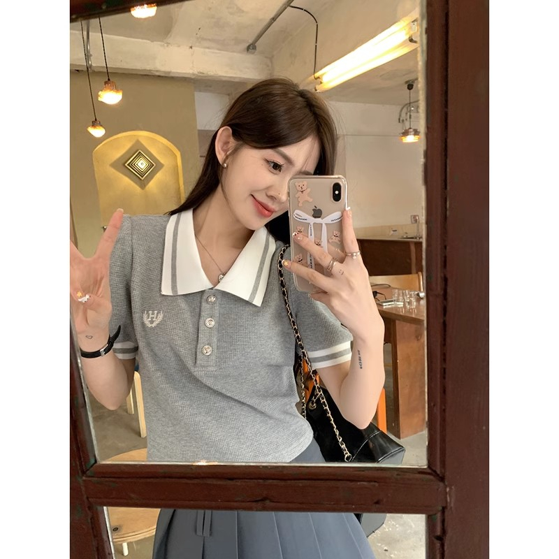 V-neck college style Polo shirt, summer sports style casual T-shirt, short lapel short-sleeved top with gray pleated skirt