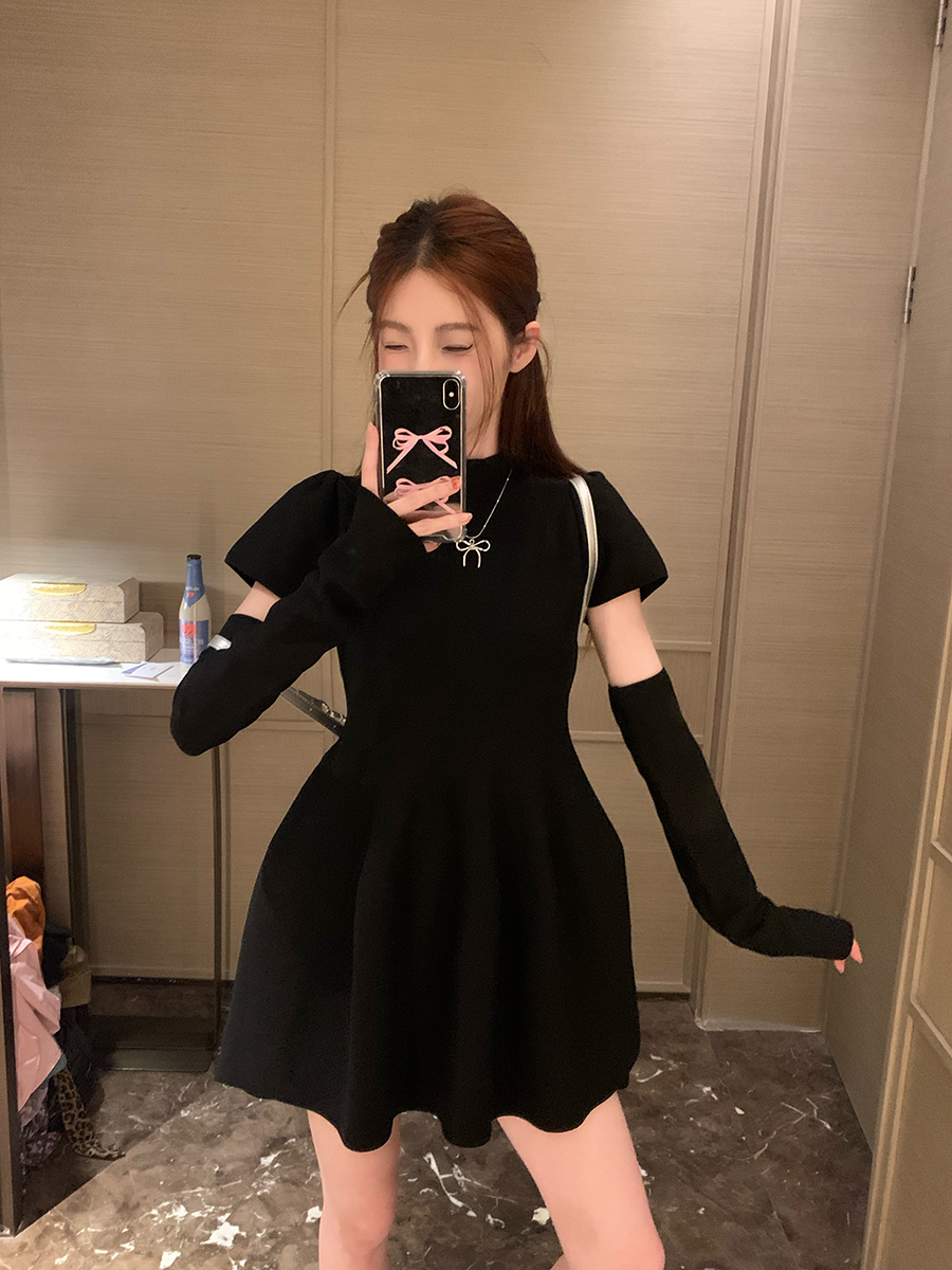 Actual shot of high-end short-sleeved knitted dress for women, waist slimming, A-line puff skirt, elegant little black dress