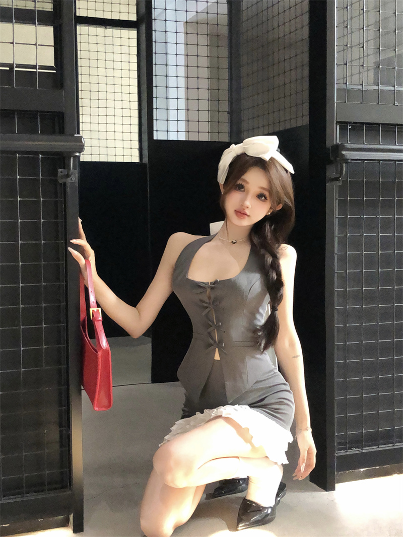 Real shot of high-end gray temperament sexy halter neck and waist hot girl jumpsuit
