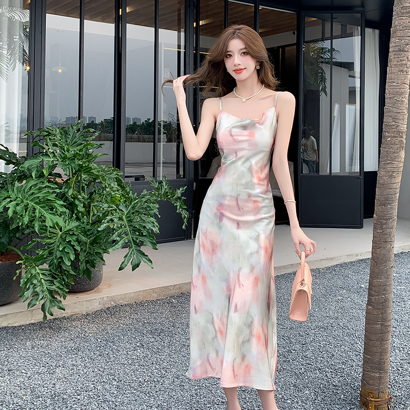 實拍 法式碎花綢緞面吊帶連衣裙女蕩領印花高腰中長裙