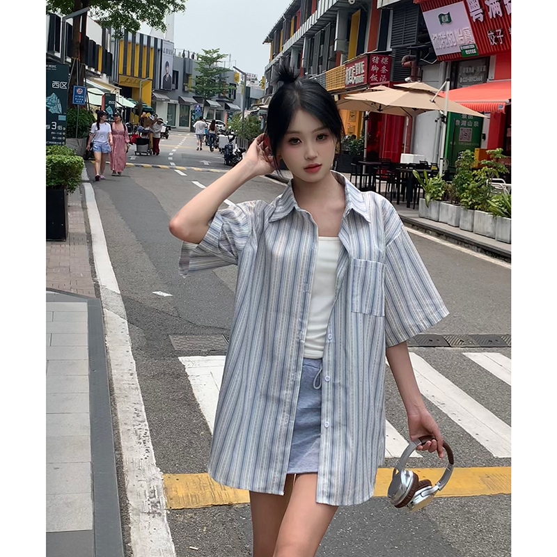 Real shot of right shoulder ins Hong Kong style vertical striped shirt top women's summer short-sleeved design shirt