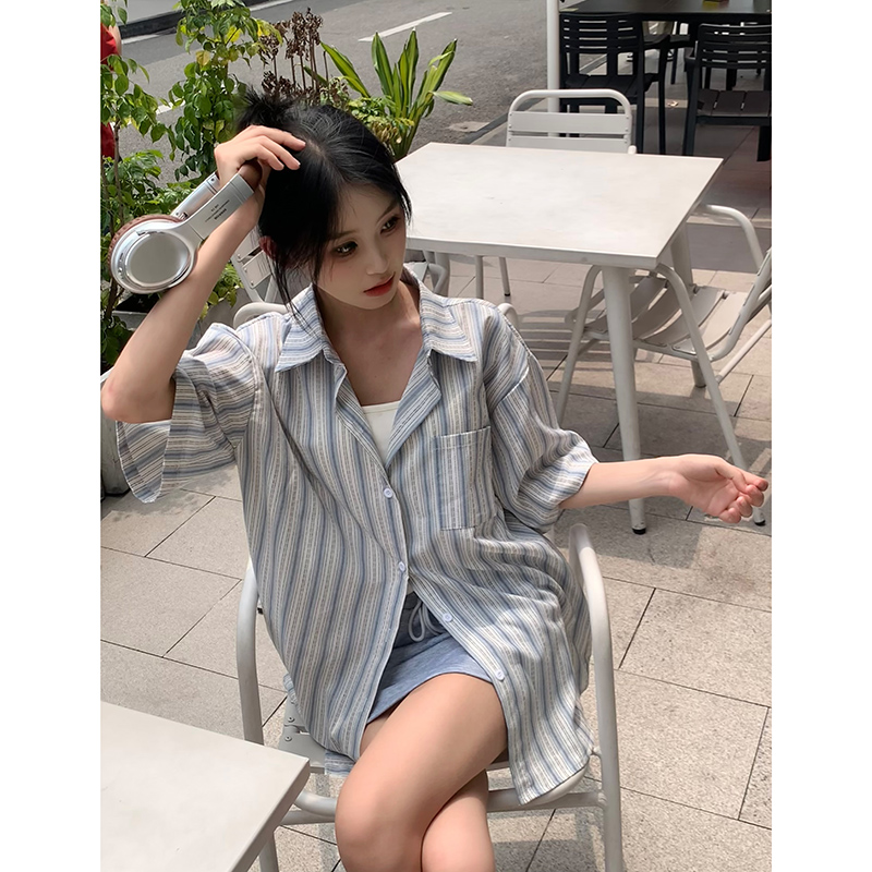 Real shot of right shoulder ins Hong Kong style vertical striped shirt top women's summer short-sleeved design shirt