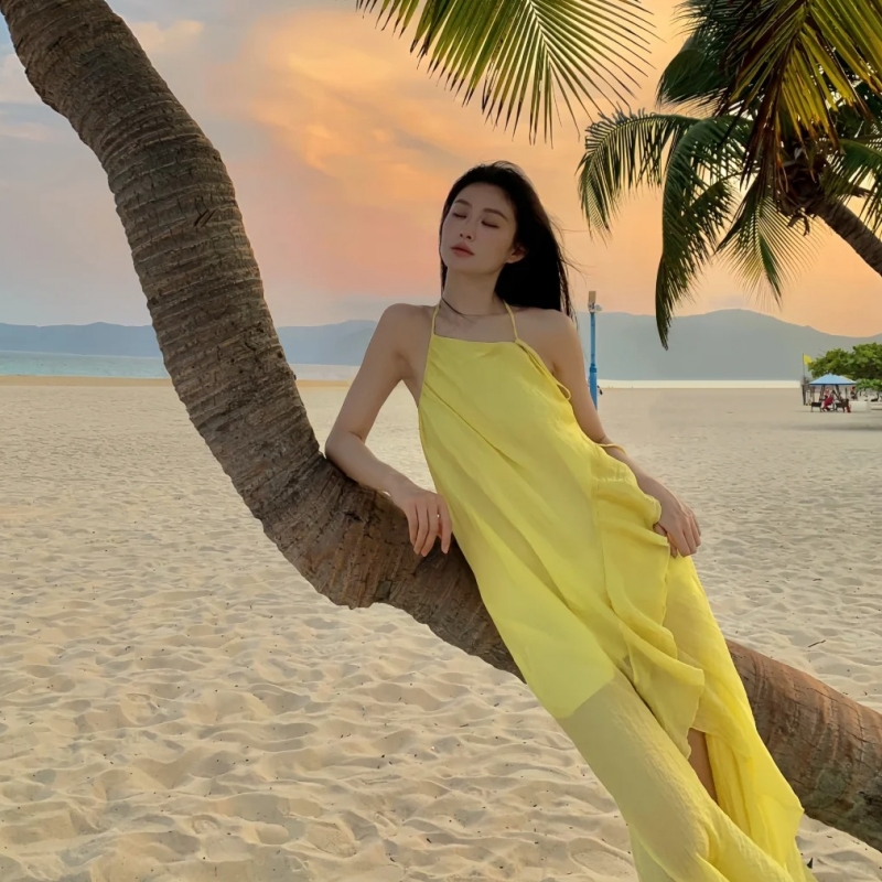 三亞旅行穿搭衣服吊帶露背連衣裙夏顯瘦仙女裙拍照海邊度假沙灘裙