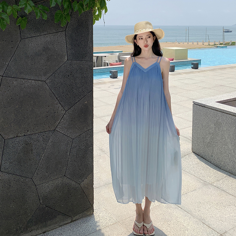 實拍法式海邊度假風漸變吊帶連衣裙女夏季新款長款無袖海浪裙