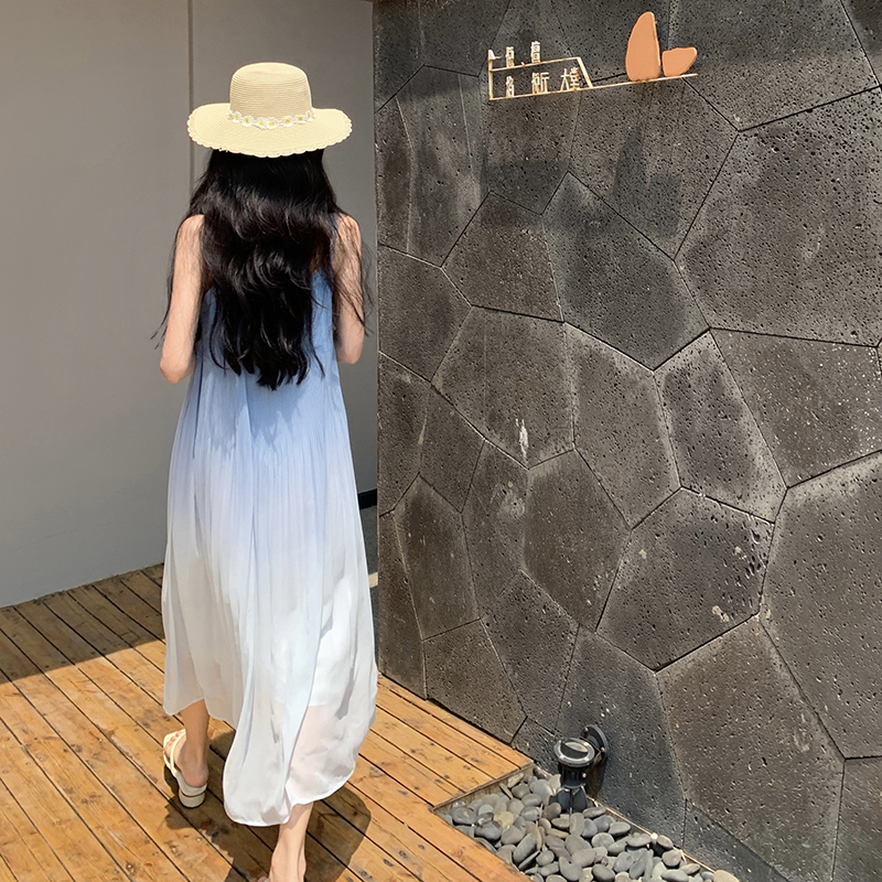 實拍法式海邊度假風漸變吊帶連衣裙女夏季新款長款無袖海浪裙