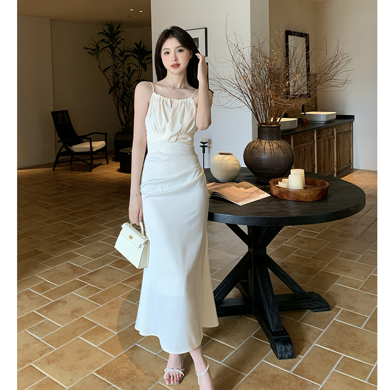 實拍2025夏新掛脖法吊帶連衣裙女褶皺設計感緞面魚尾長裙潮高級感