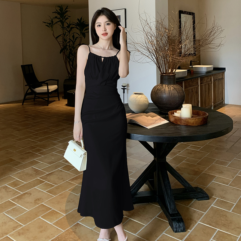 實拍2025夏新掛脖法吊帶連衣裙女褶皺設計感緞面魚尾長裙潮高級感