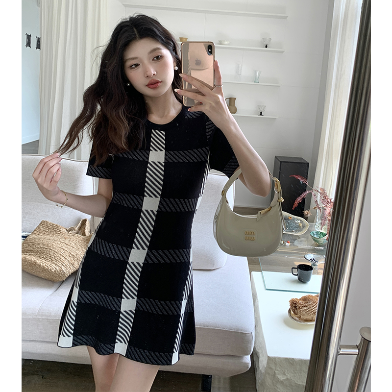 實拍法式復古赫本風針織連衣裙夏格子高級感氣質名媛收腰裙子