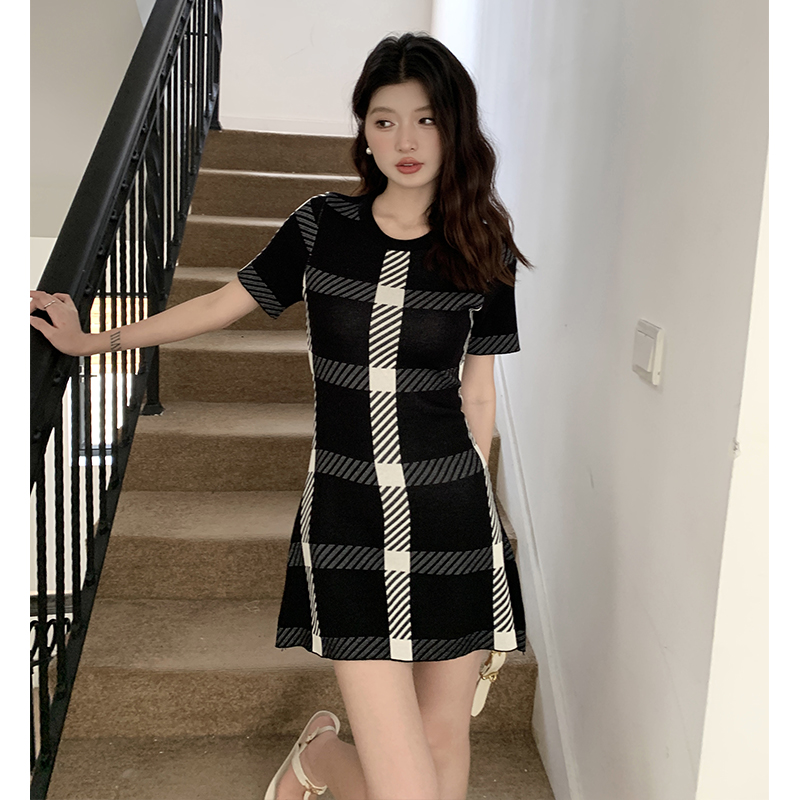 實拍法式復古赫本風針織連衣裙夏格子高級感氣質名媛收腰裙子