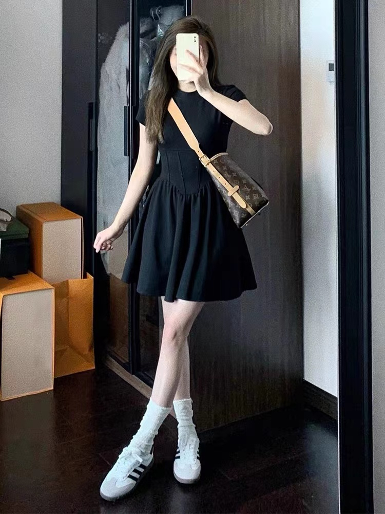 法式赫本風黑色連衣裙女夏季2024新款高級感小個子修身收腰短裙子