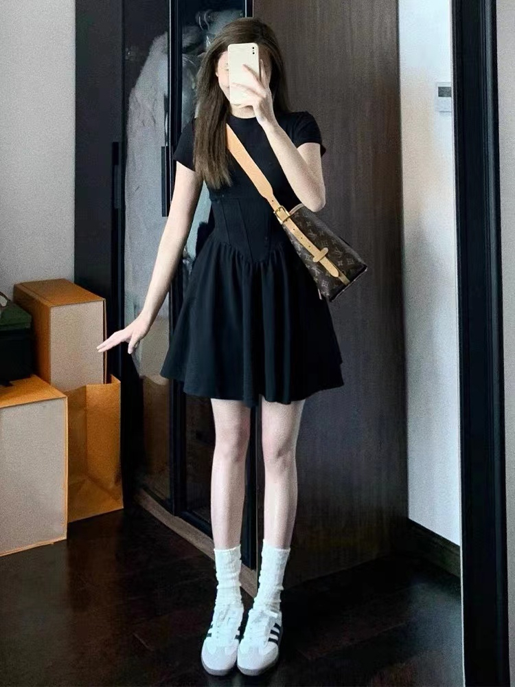 法式赫本風黑色連衣裙女夏季2024新款高級感小個子修身收腰短裙子