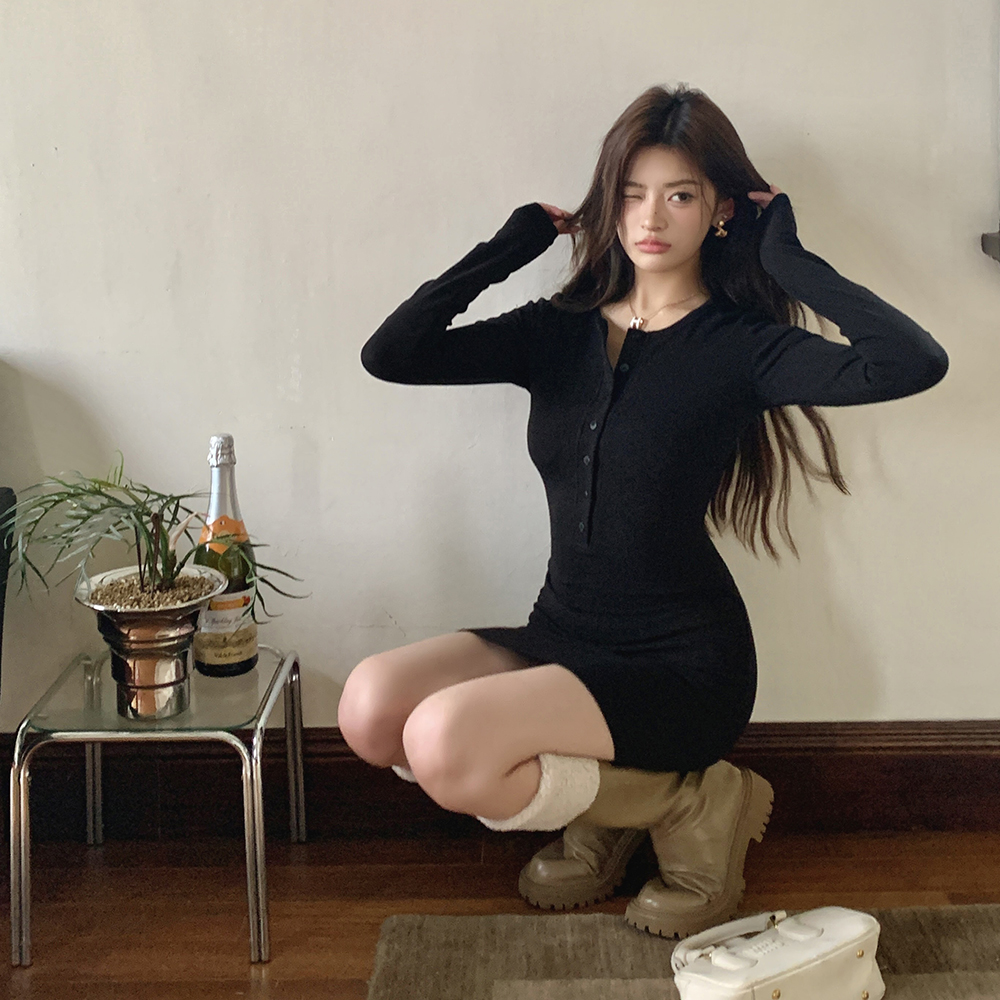 實拍2026春裝新款設計感排扣長袖修身連衣裙女打底顯瘦短裙包臀裙